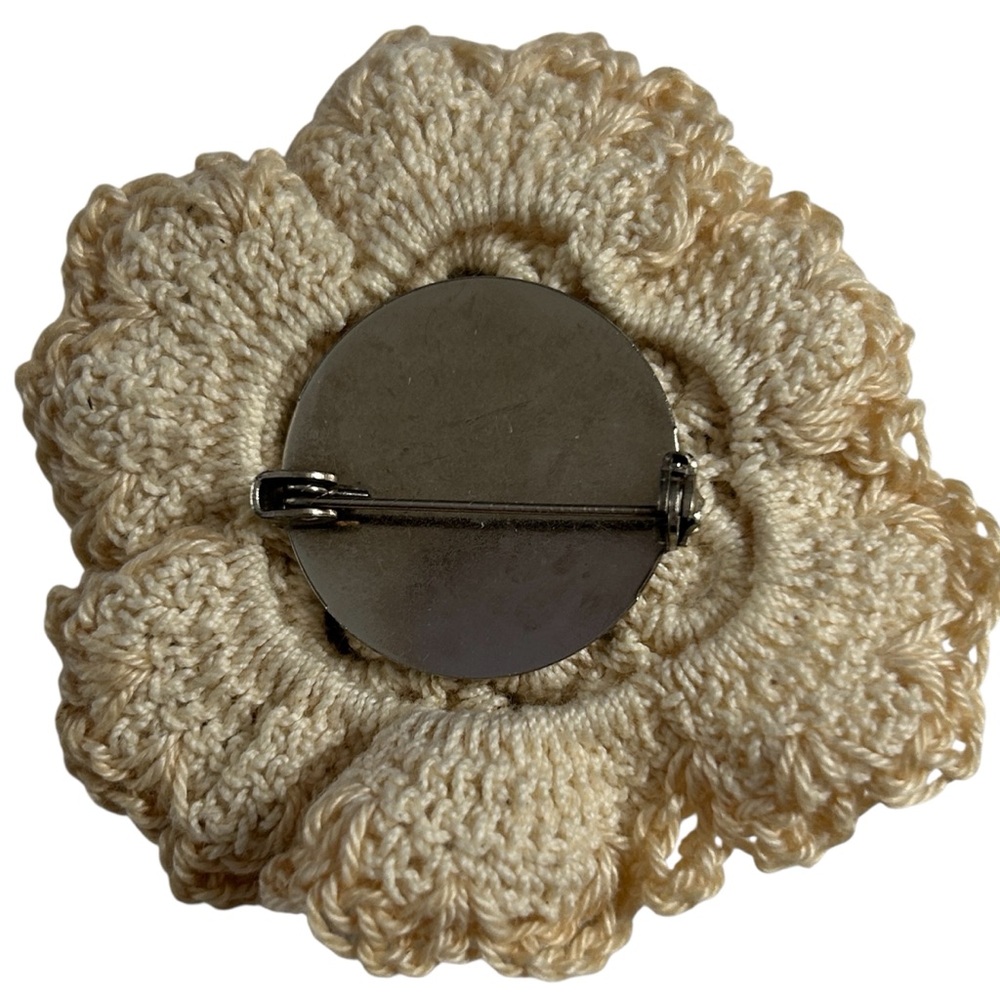 Vintage Handmade Ivory Flower Crocheted Yarn Flower Brooch Pin Preowned - Picture 9 of 10